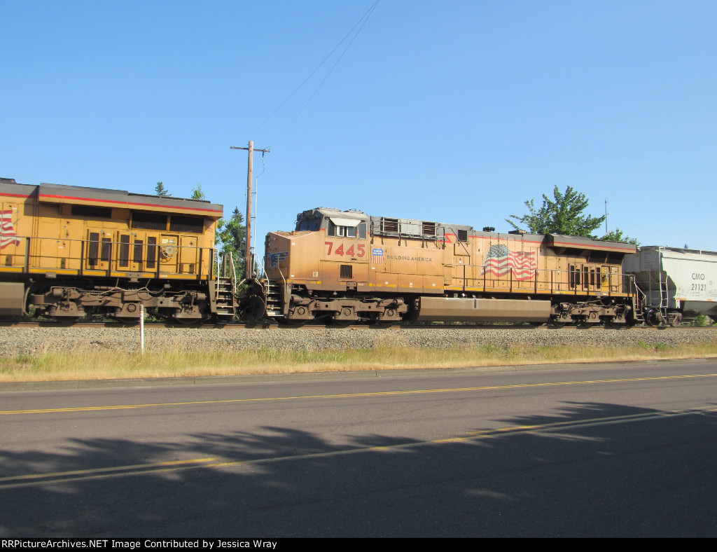 Trailing unit on NB in Woodburn